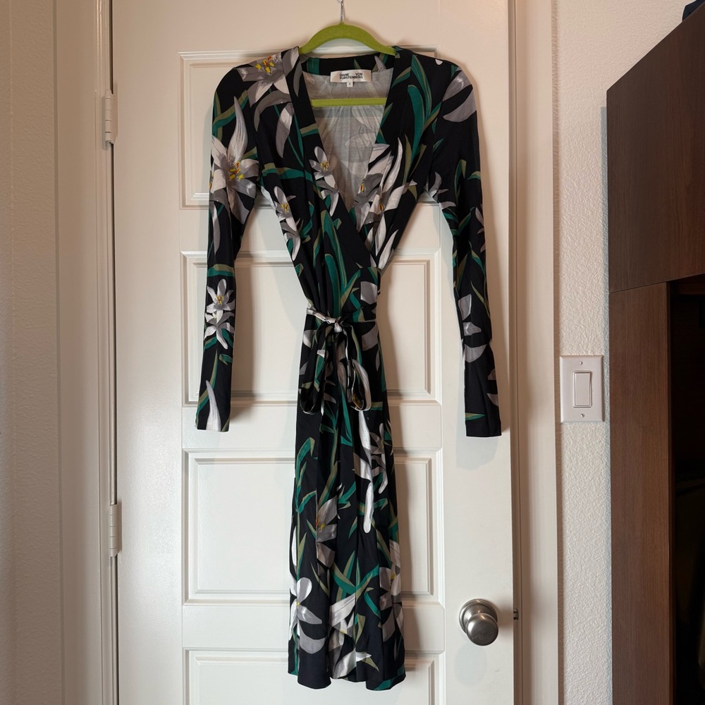 Diane Von Furstenberg Lily Print Long Sleeve wrap dress - size 4
